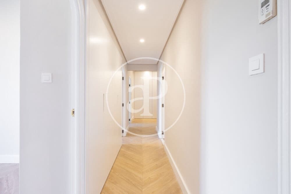 5 quarto Apartamento para arrendar em Valencia cidade - 3 200 € (Ref: 9892444)