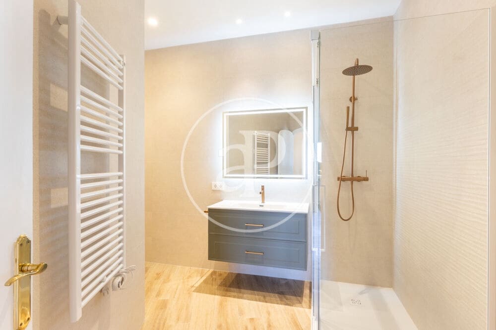 5 quarto Apartamento para arrendar em Valencia cidade - 3 200 € (Ref: 9892444)