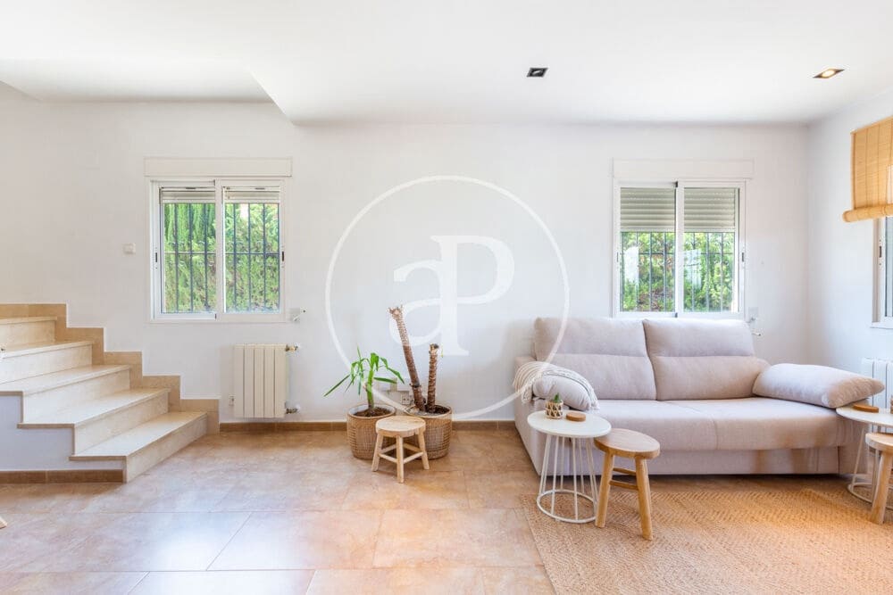 4 bedroom Villa for sale in La Pobla de Vallbona with pool - € 350,000 (Ref: 9896871)