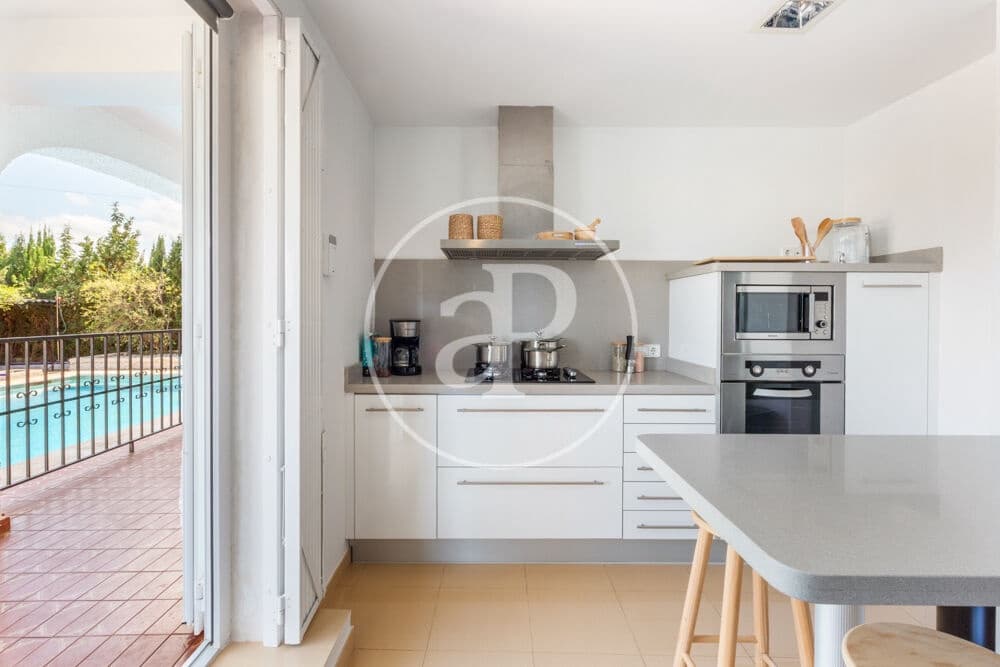 4 bedroom Villa for sale in La Pobla de Vallbona with pool - € 350,000 (Ref: 9896871)