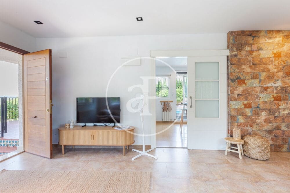 4 bedroom Villa for sale in La Pobla de Vallbona with pool - € 350,000 (Ref: 9896871)