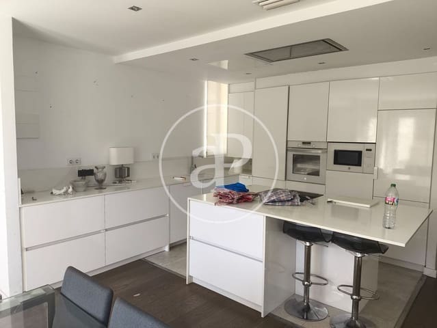 3 bedroom Apartment for rent in Arrancapins, Valencia city - € 2,500 (Ref: 9899661)