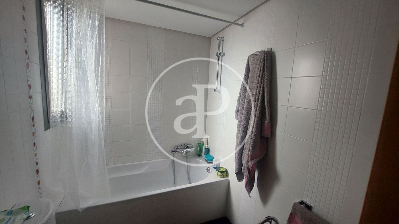 3 bedroom Apartment for rent in Valencia city - € 1,450 (Ref: 9899662)