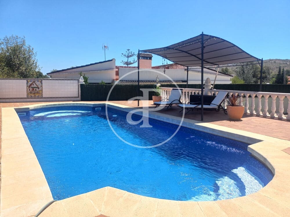 3 soveværelse Villa til salg i Chiva med swimmingpool - € 398.000 (Ref: 9915902)