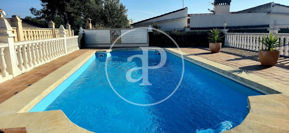 3 soveværelse Villa til salg i Chiva med swimmingpool - € 398.000 (Ref: 9915902)