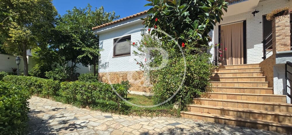 3 soveværelse Villa til salg i Chiva med swimmingpool - € 398.000 (Ref: 9915902)
