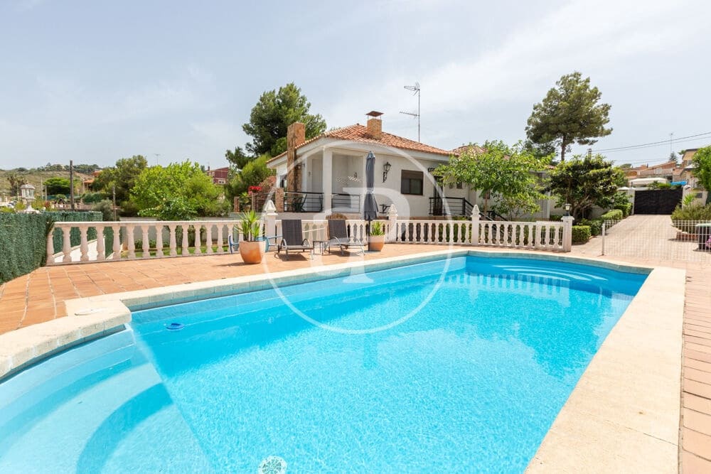 3 soveværelse Villa til salg i Chiva med swimmingpool - € 398.000 (Ref: 9915902)