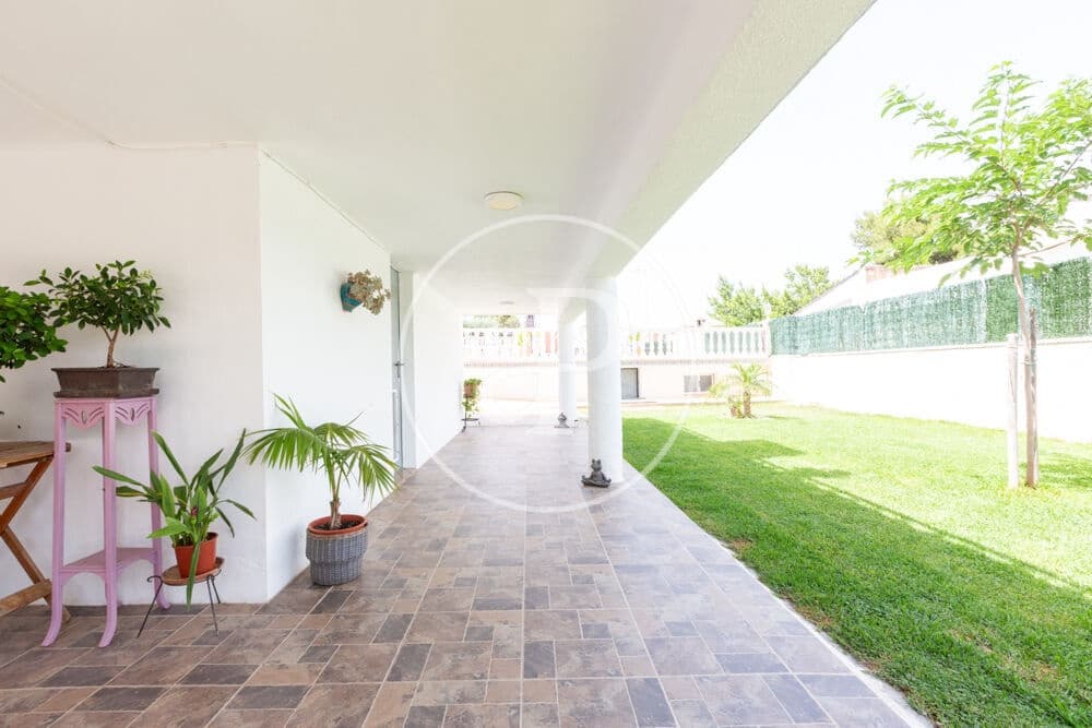 3 soveværelse Villa til salg i Chiva med swimmingpool - € 398.000 (Ref: 9915902)