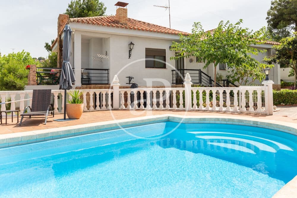 3 soveværelse Villa til salg i Chiva med swimmingpool - € 398.000 (Ref: 9915902)