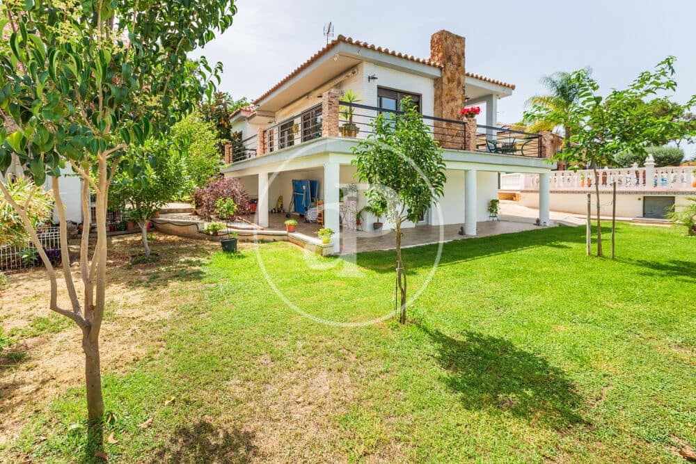 3 soveværelse Villa til salg i Chiva med swimmingpool - € 398.000 (Ref: 9915902)