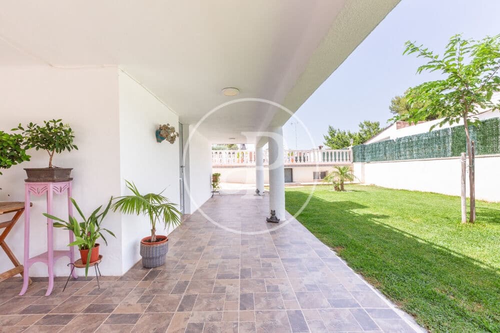 3 soveværelse Villa til salg i Chiva med swimmingpool - € 398.000 (Ref: 9915902)
