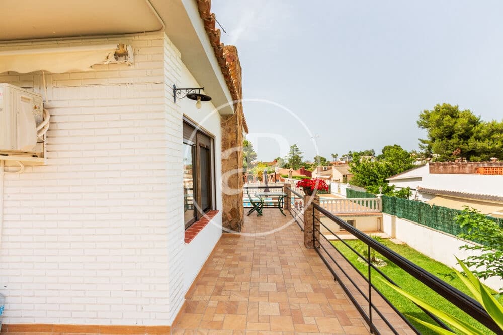 3 soveværelse Villa til salg i Chiva med swimmingpool - € 398.000 (Ref: 9915902)