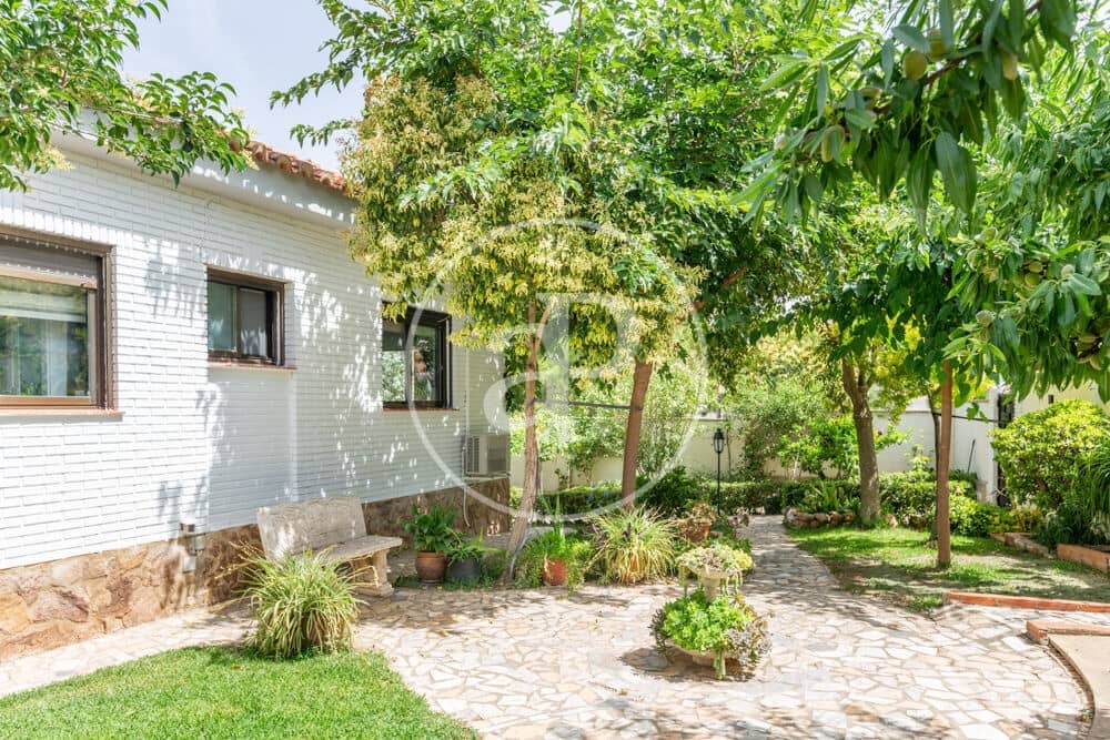 3 soveværelse Villa til salg i Chiva med swimmingpool - € 398.000 (Ref: 9915902)