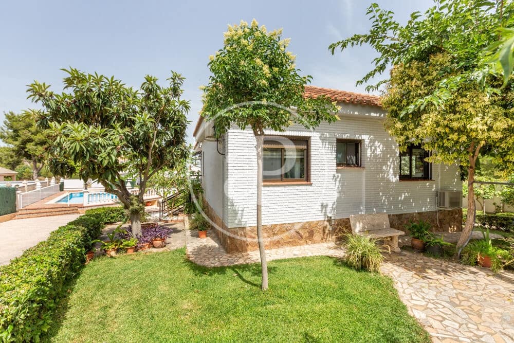 3 soveværelse Villa til salg i Chiva med swimmingpool - € 398.000 (Ref: 9915902)