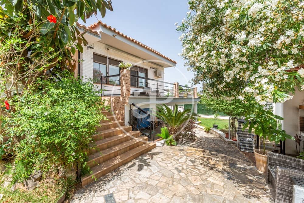 3 soveværelse Villa til salg i Chiva med swimmingpool - € 398.000 (Ref: 9915902)