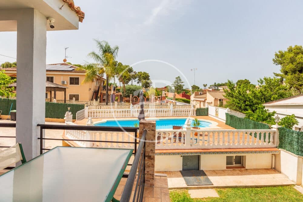 3 soveværelse Villa til salg i Chiva med swimmingpool - € 398.000 (Ref: 9915902)