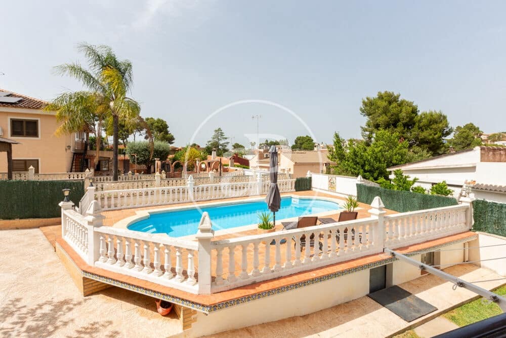 3 soveværelse Villa til salg i Chiva med swimmingpool - € 398.000 (Ref: 9915902)