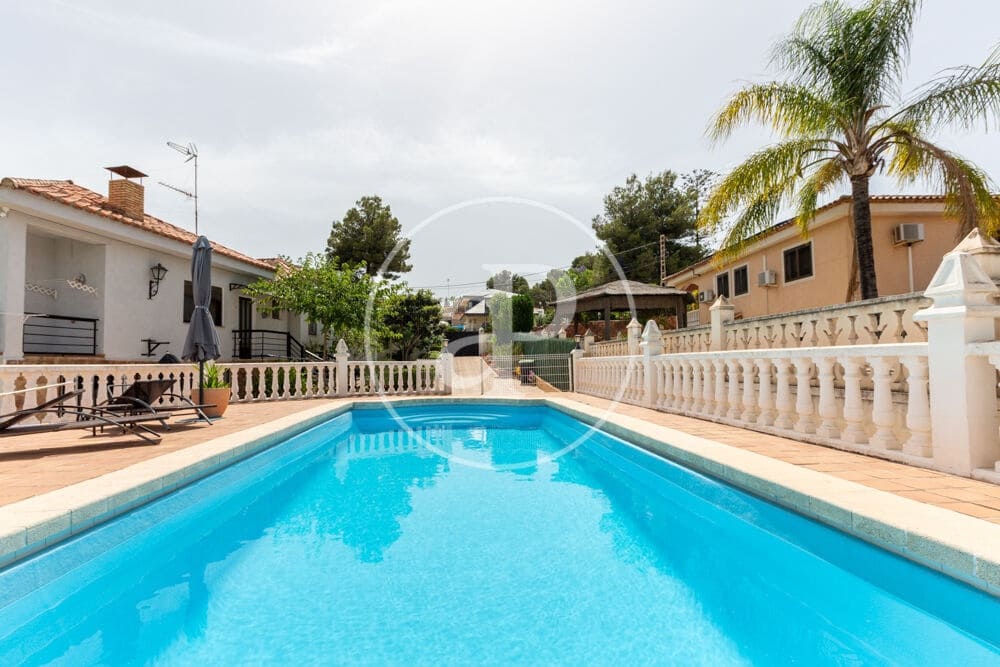 3 soveværelse Villa til salg i Chiva med swimmingpool - € 398.000 (Ref: 9915902)