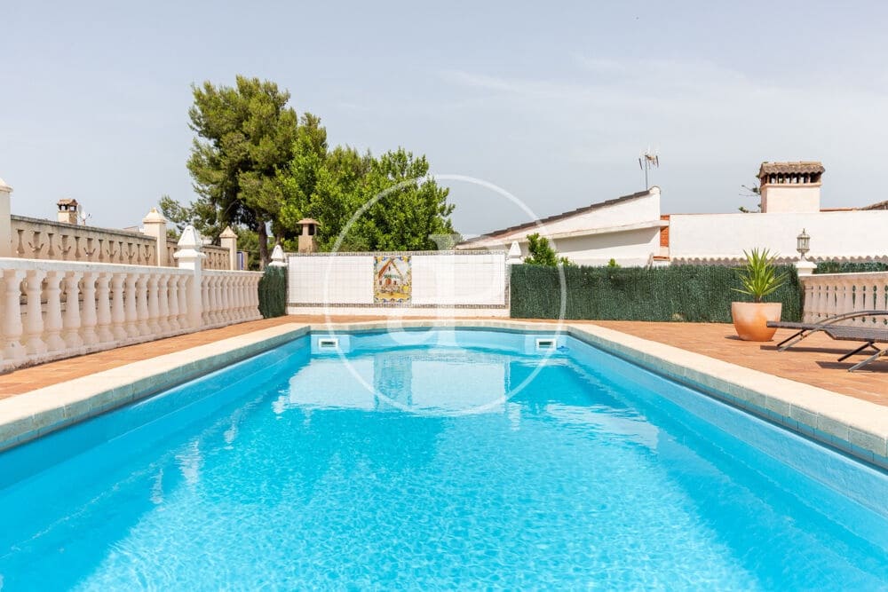 3 soveværelse Villa til salg i Chiva med swimmingpool - € 398.000 (Ref: 9915902)