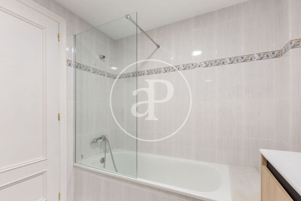 3 sovrum Lägenhet att hyra i Valencia stad - 1 600 € (Ref: 9915903)