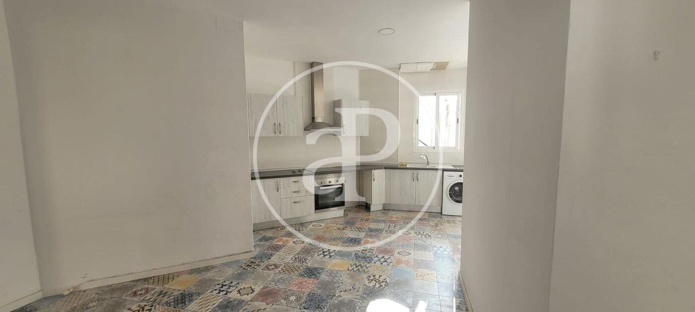 3 slaapkamer Appartement te huur in Valencia stad - € 1.100 (Ref: 9915910)
