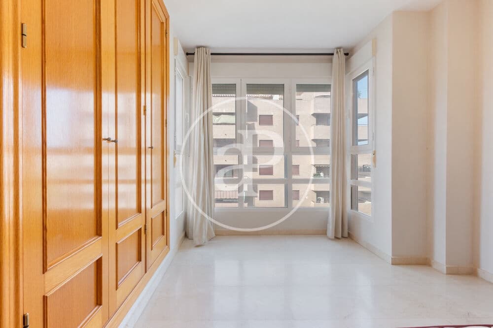 3 quarto Apartamento para arrendar em Valencia cidade com piscina garagem - 2 500 € (Ref: 9922375)