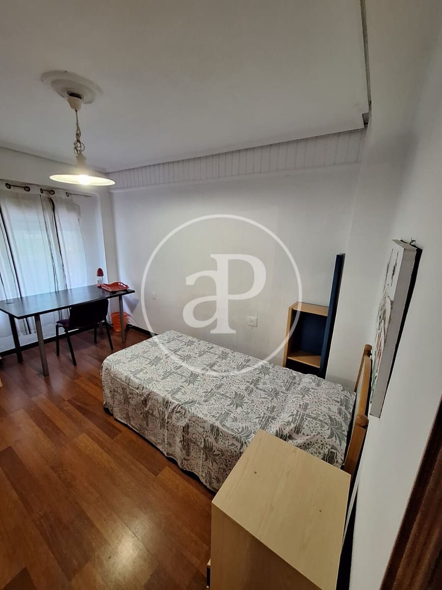 3 bedroom Apartment for rent in Valencia city - € 1,300 (Ref: 9929470)