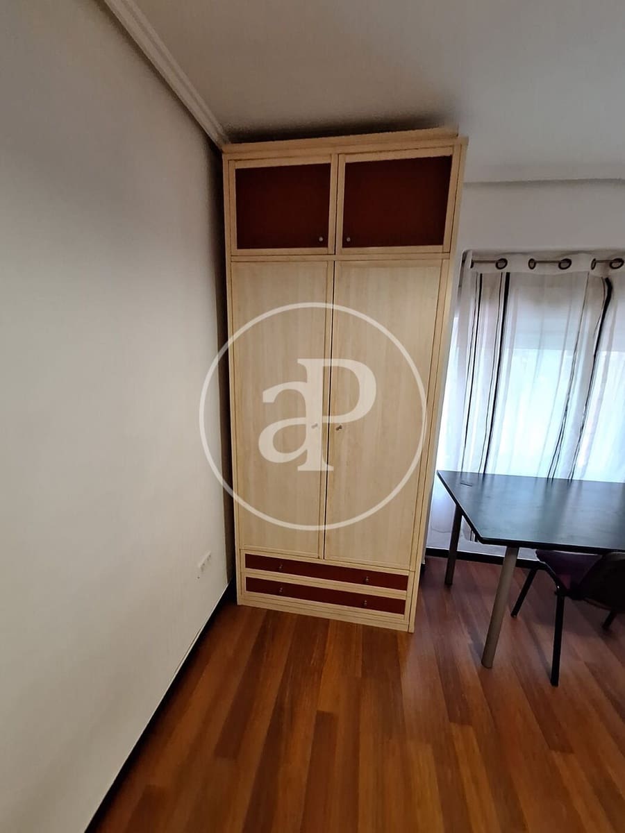 3 bedroom Apartment for rent in Valencia city - € 1,300 (Ref: 9929470)