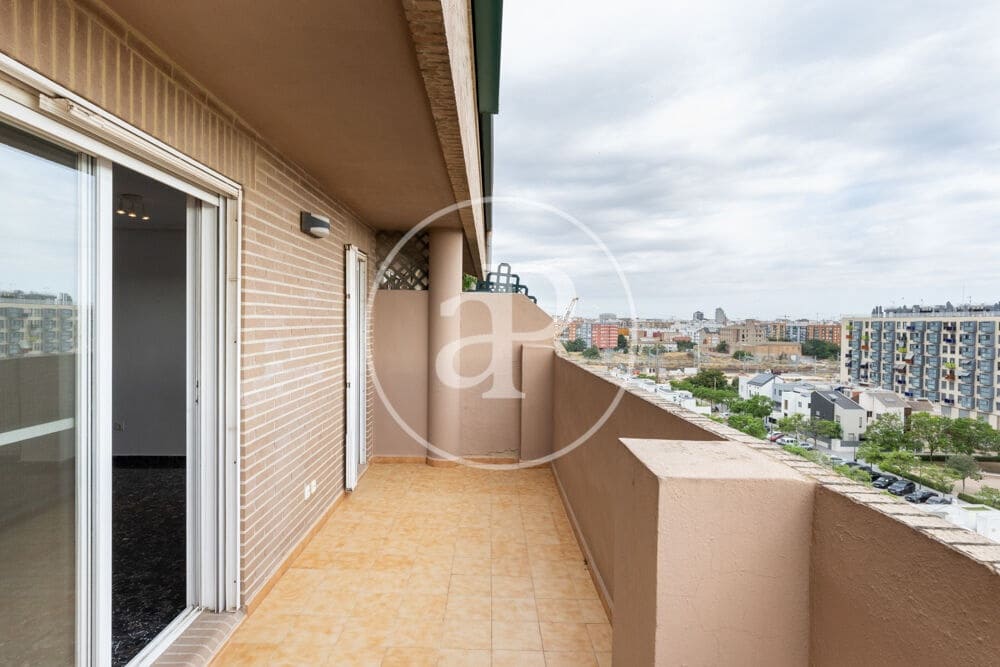 5 bedroom Apartment for rent in Valencia city with garage - € 2,400 (Ref: 9929473)