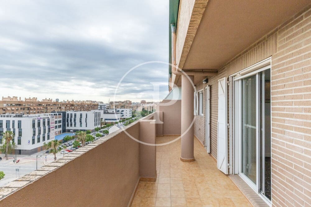 5 bedroom Apartment for rent in Valencia city with garage - € 2,400 (Ref: 9929473)