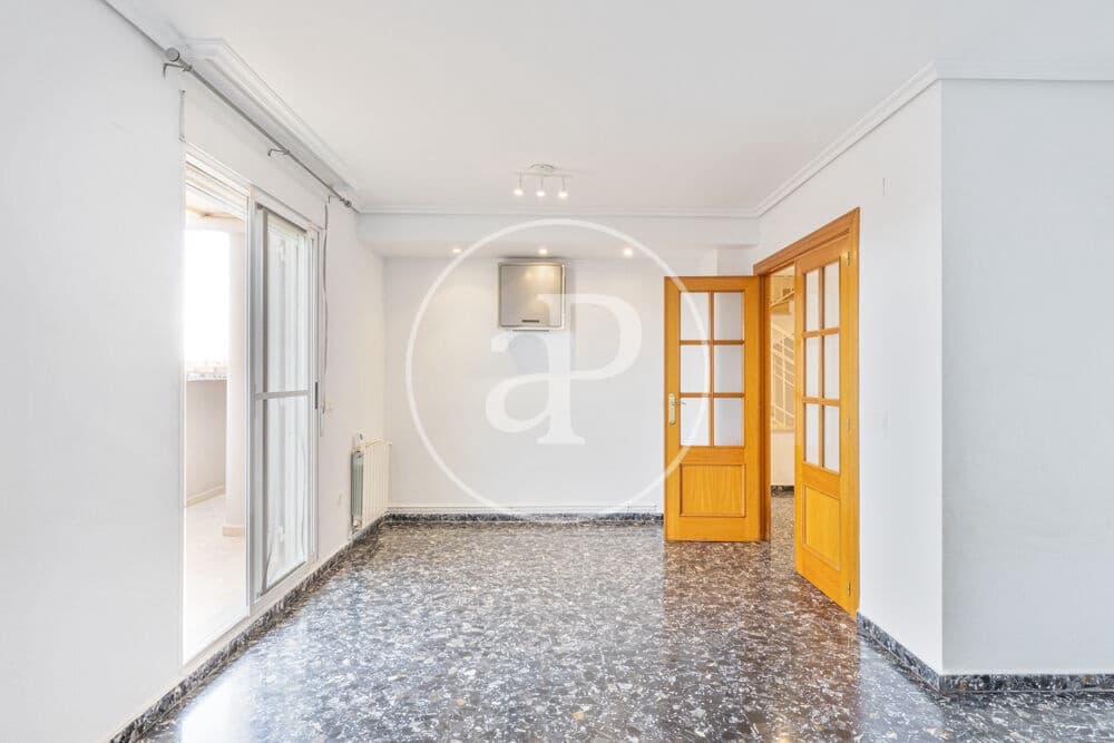 5 bedroom Apartment for rent in Valencia city with garage - € 2,400 (Ref: 9929473)