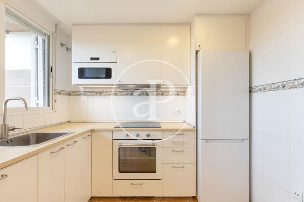 5 bedroom Apartment for rent in Valencia city with garage - € 2,400 (Ref: 9929473)