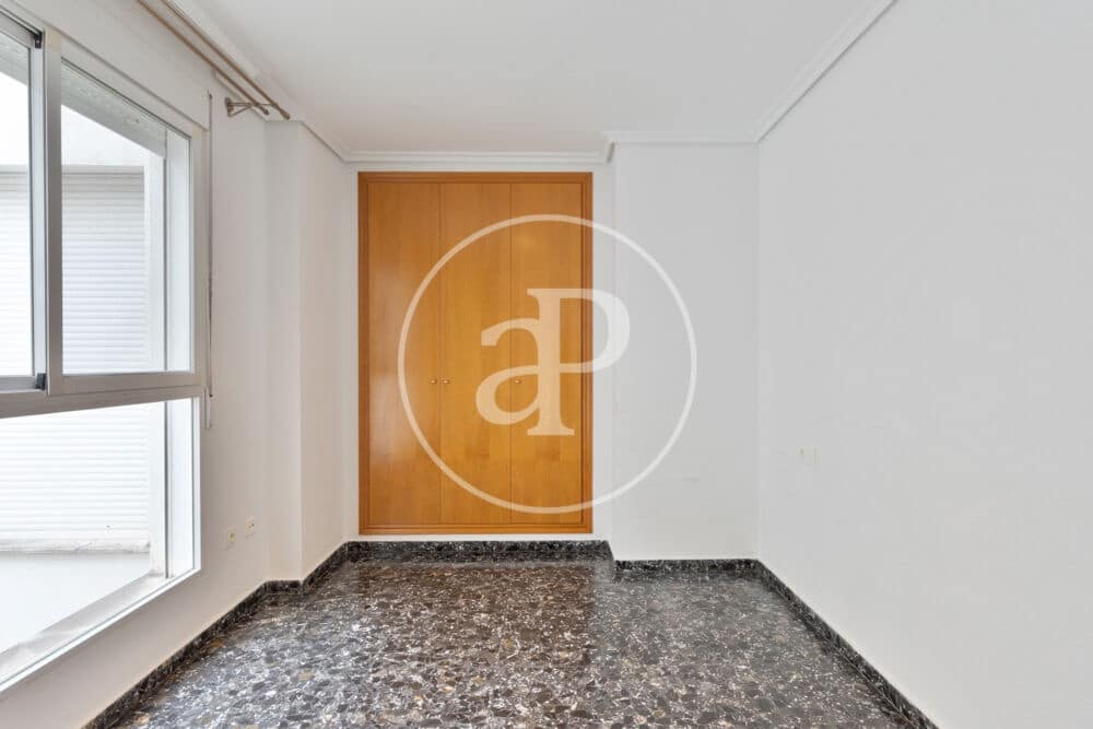 5 bedroom Apartment for rent in Valencia city with garage - € 2,400 (Ref: 9929473)