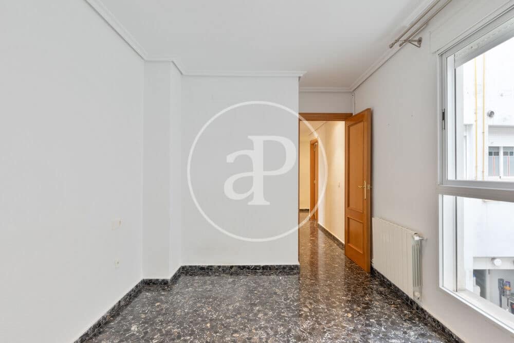 5 bedroom Apartment for rent in Valencia city with garage - € 2,400 (Ref: 9929473)