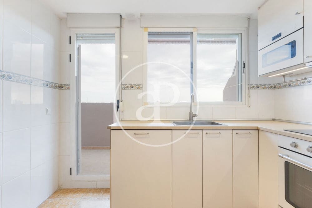 5 bedroom Apartment for rent in Valencia city with garage - € 2,400 (Ref: 9929473)
