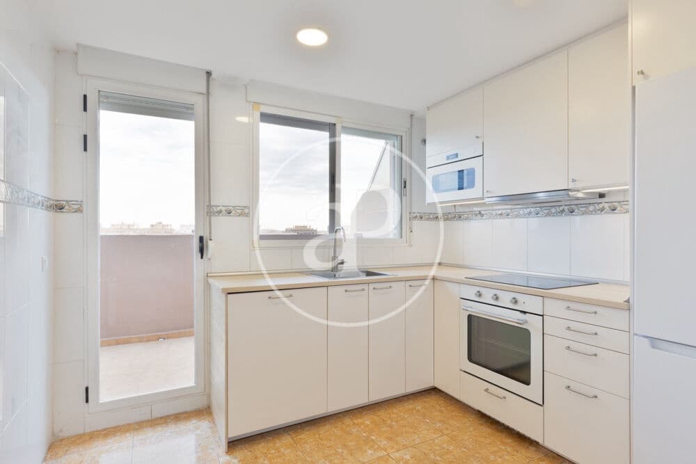 5 bedroom Apartment for rent in Valencia city with garage - € 2,400 (Ref: 9929473)