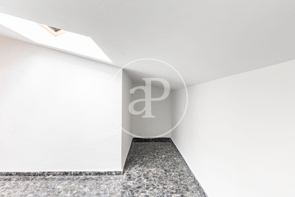 5 bedroom Apartment for rent in Valencia city with garage - € 2,400 (Ref: 9929473)