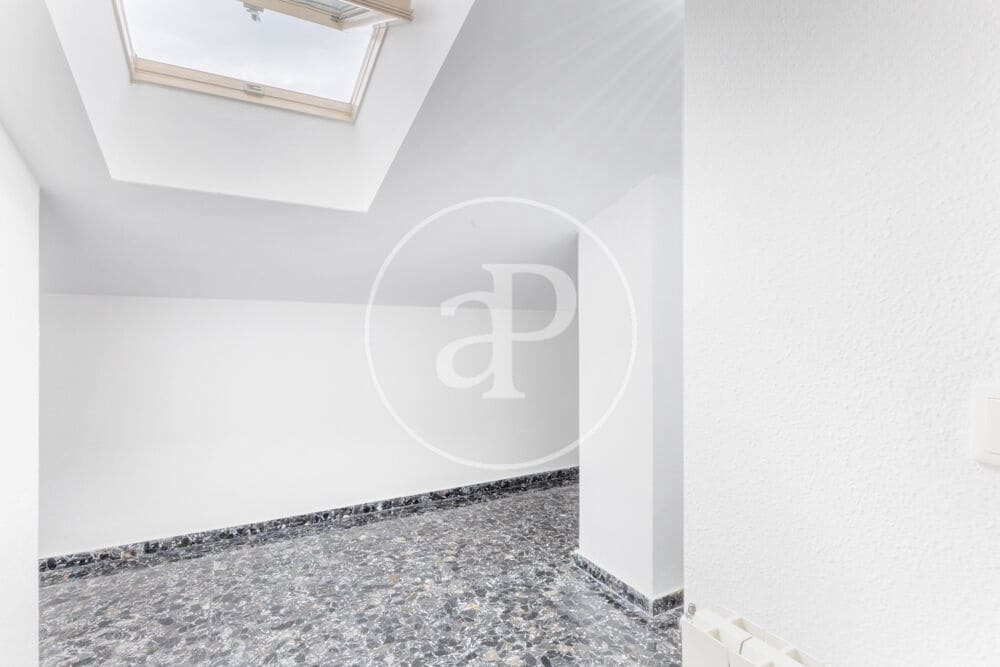 5 bedroom Apartment for rent in Valencia city with garage - € 2,400 (Ref: 9929473)
