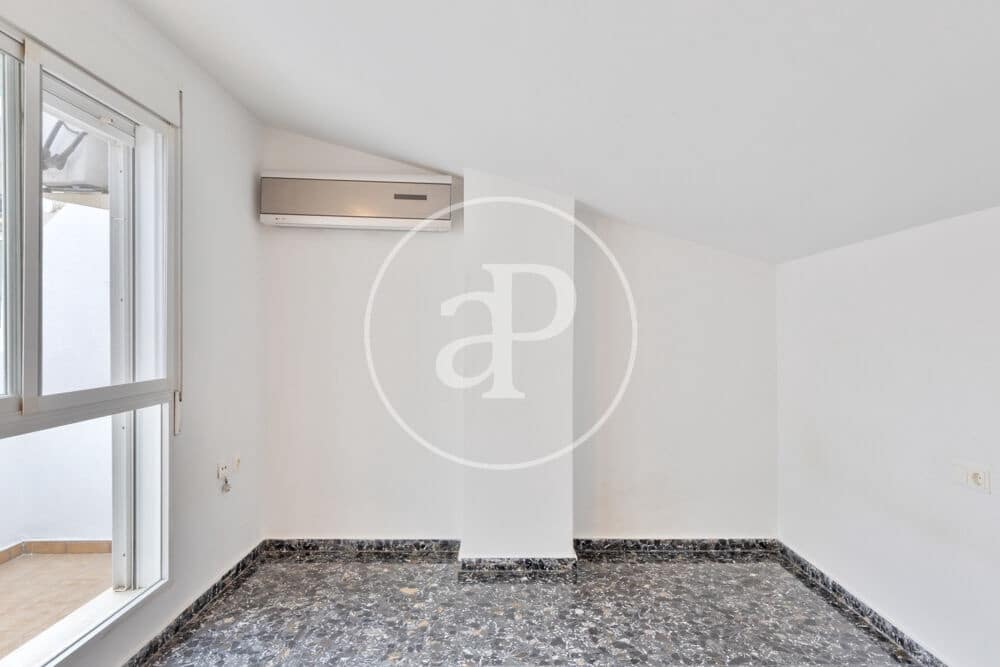 5 bedroom Apartment for rent in Valencia city with garage - € 2,400 (Ref: 9929473)