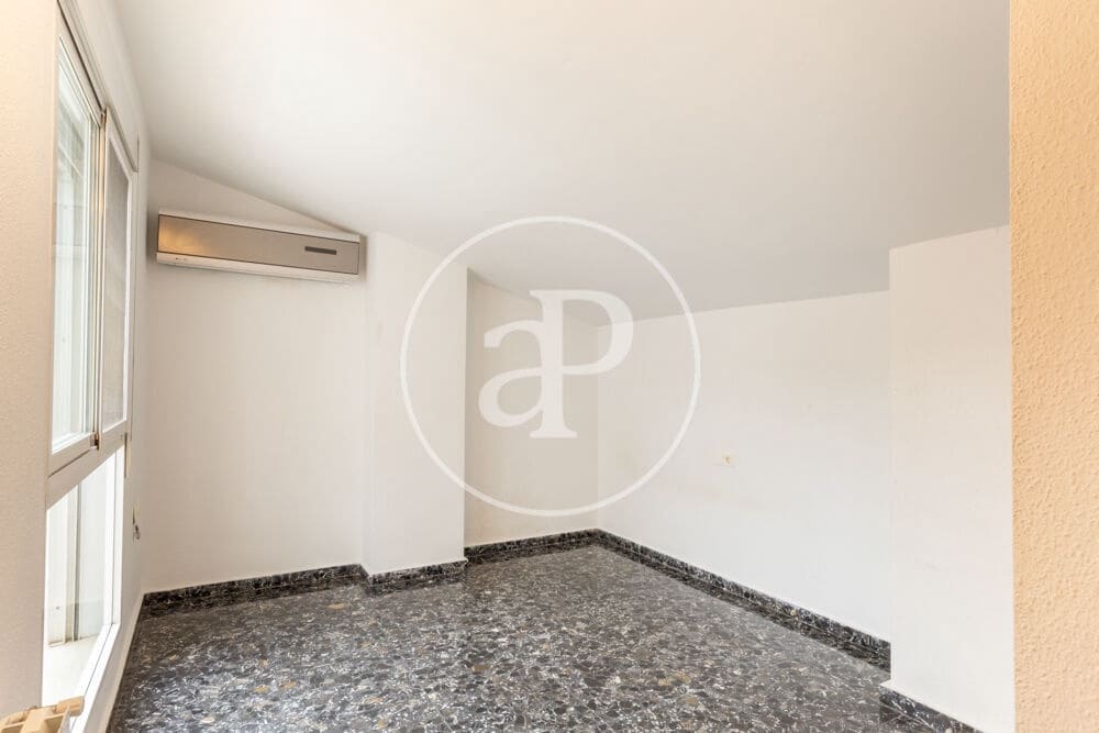 5 bedroom Apartment for rent in Valencia city with garage - € 2,400 (Ref: 9929473)