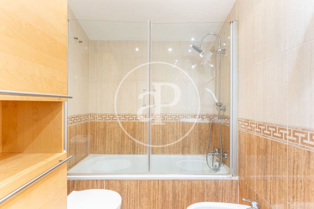 5 bedroom Apartment for rent in Valencia city with garage - € 2,400 (Ref: 9929473)