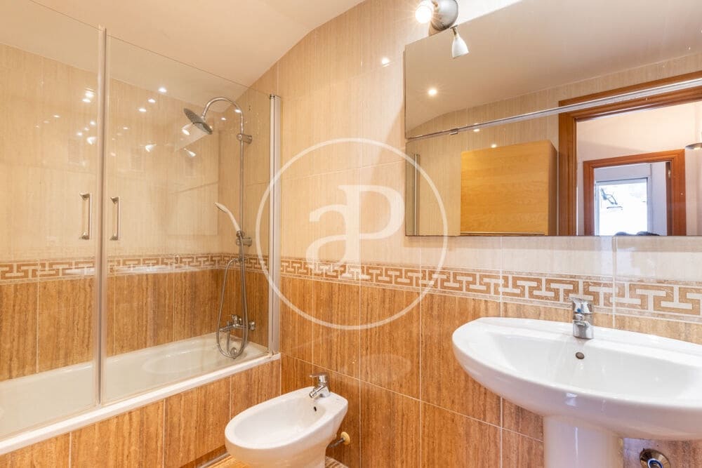 5 bedroom Apartment for rent in Valencia city with garage - € 2,400 (Ref: 9929473)