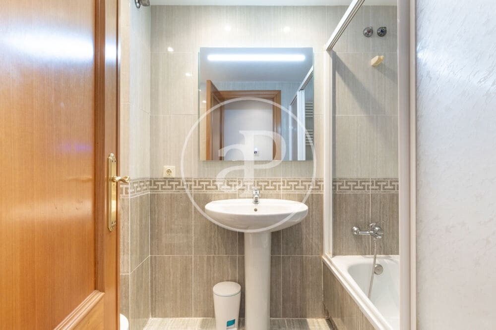 5 bedroom Apartment for rent in Valencia city with garage - € 2,400 (Ref: 9929473)