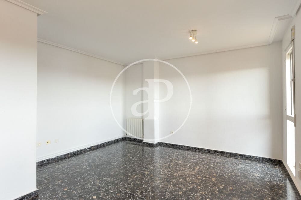 5 bedroom Apartment for rent in Valencia city with garage - € 2,400 (Ref: 9929473)