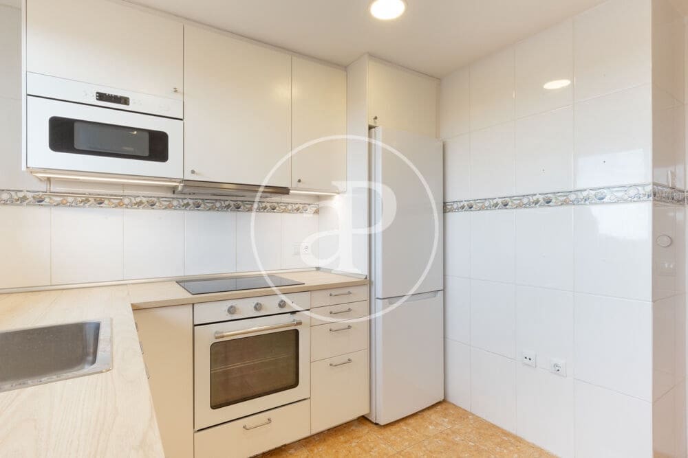 5 bedroom Apartment for rent in Valencia city with garage - € 2,400 (Ref: 9929473)