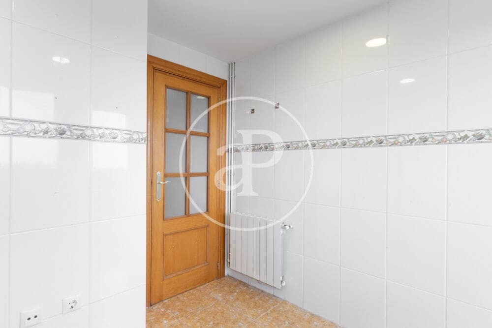 5 bedroom Apartment for rent in Valencia city with garage - € 2,400 (Ref: 9929473)