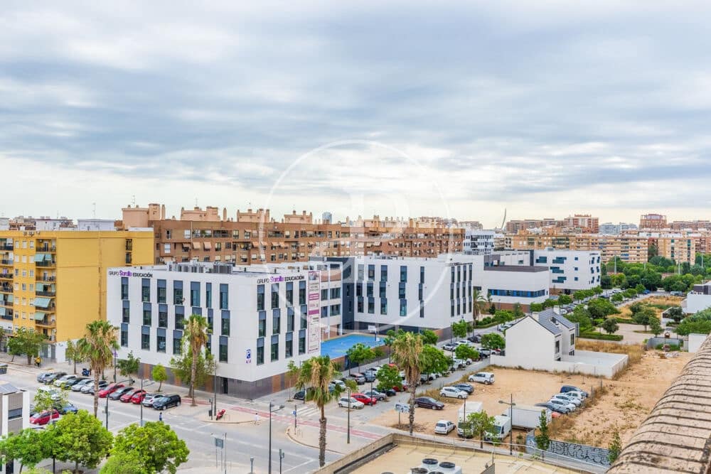 5 bedroom Apartment for rent in Valencia city with garage - € 2,400 (Ref: 9929473)