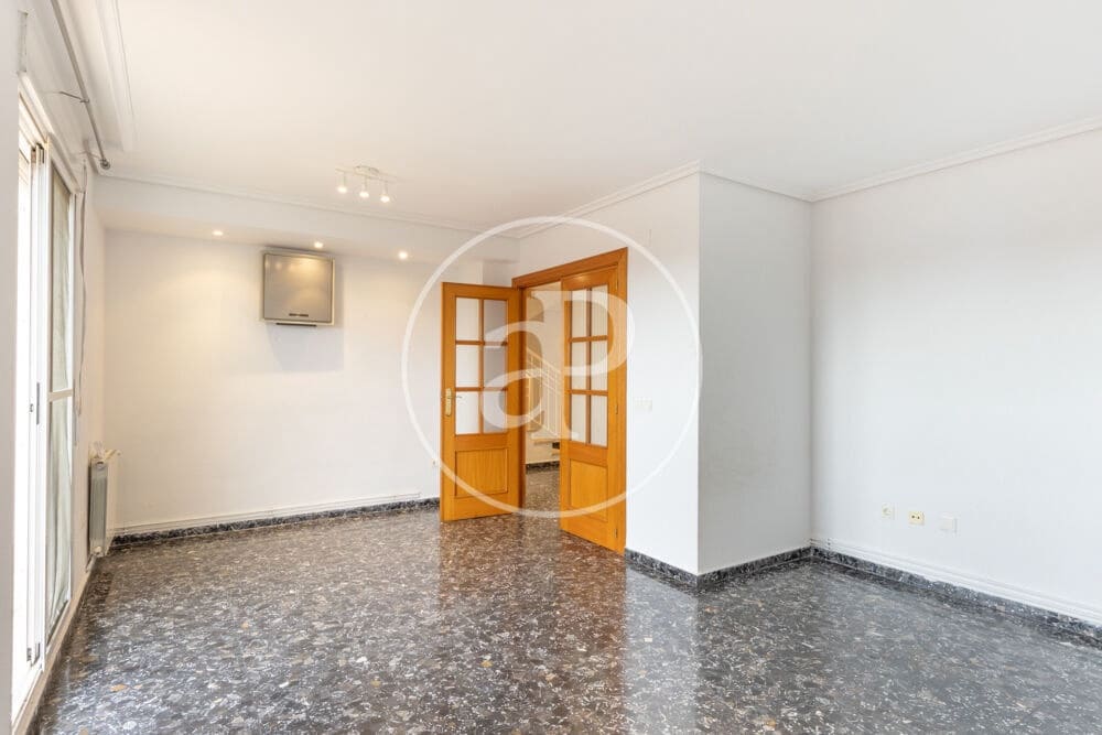 5 bedroom Apartment for rent in Valencia city with garage - € 2,400 (Ref: 9929473)