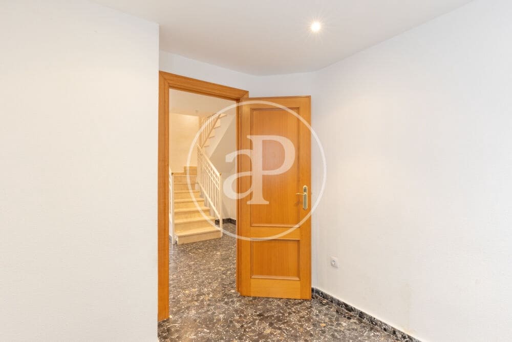 5 bedroom Apartment for rent in Valencia city with garage - € 2,400 (Ref: 9929473)
