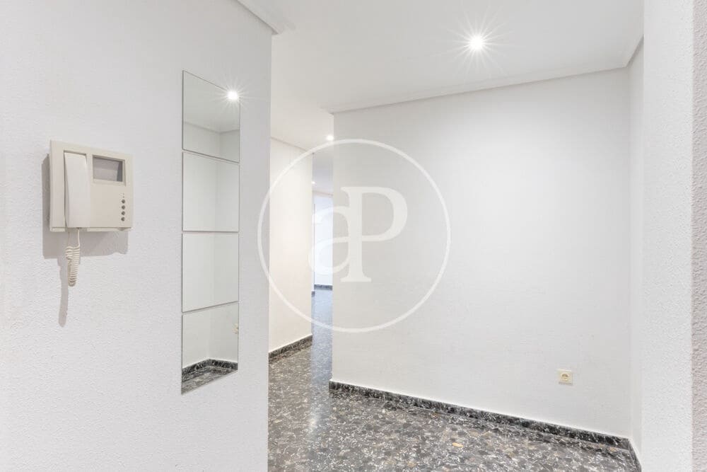 5 bedroom Apartment for rent in Valencia city with garage - € 2,400 (Ref: 9929473)